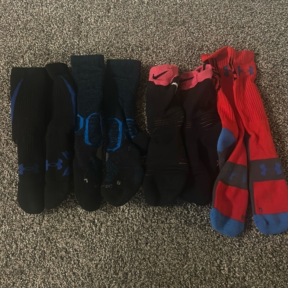 Four pairs f basketball socks